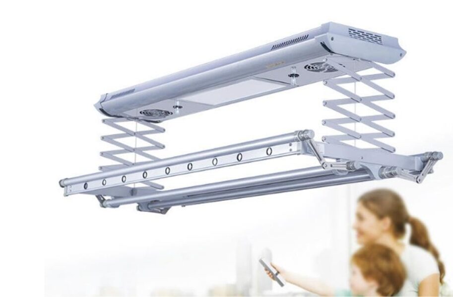 Giàn Phơi Điều Khiển Từ Xa RC350 thao tác bằng remote.