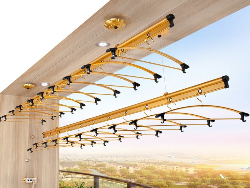 Giàn phơi thông minh gắn trần giúp ban công gọn và thoáng hơn.