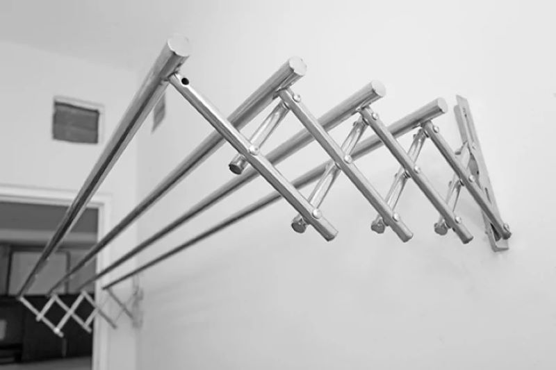 Giàn phơi đồ thông minh gắn tường xếp gọn rất tiện, nhưng cần chọn đúng tải và tường đủ chắc.