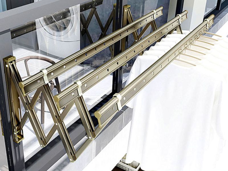 Giàn phơi thông minh gắn tường kéo ngang là lựa chọn kinh tế cho ban công hẹp.