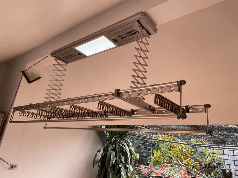 Lắp giàn phơi thông minh đúng vị trí giúp ban công gọn, đồ nhanh khô hơn.