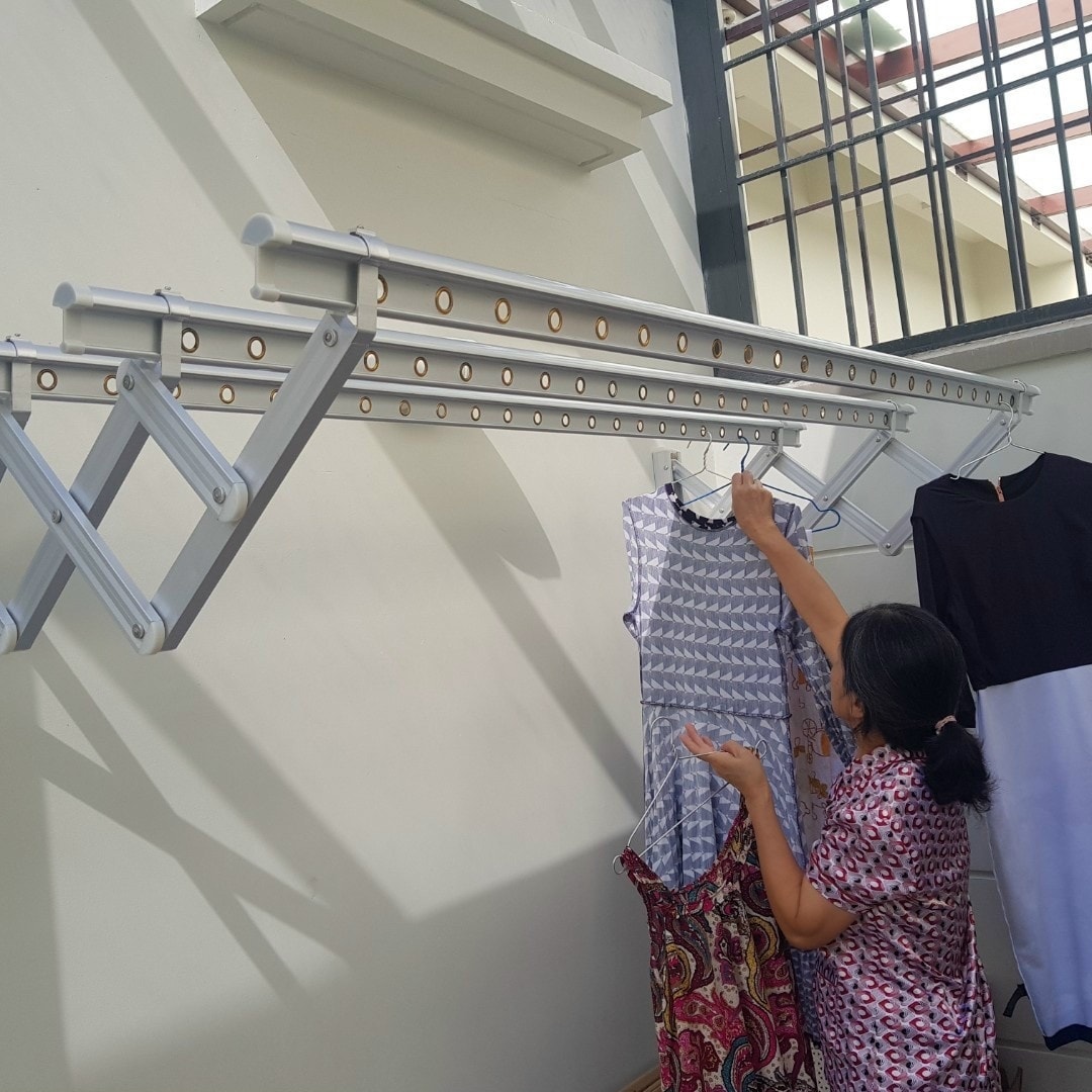 giàn phơi gắn tường xếp ngang inox phù hợp ban công chung cư hẹp